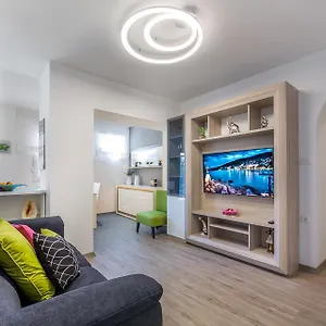 Dujmic - 50m From The Sea With Private Parking Apartment
